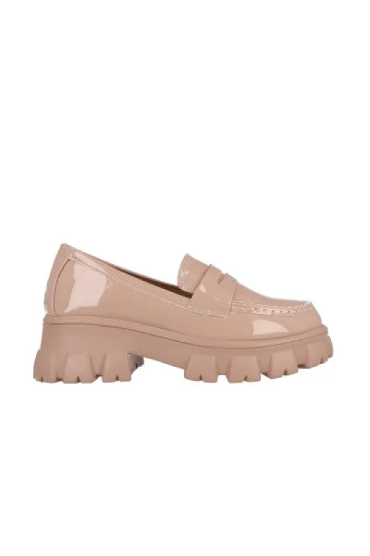 Loafer charol suela dentada sold by Shasa