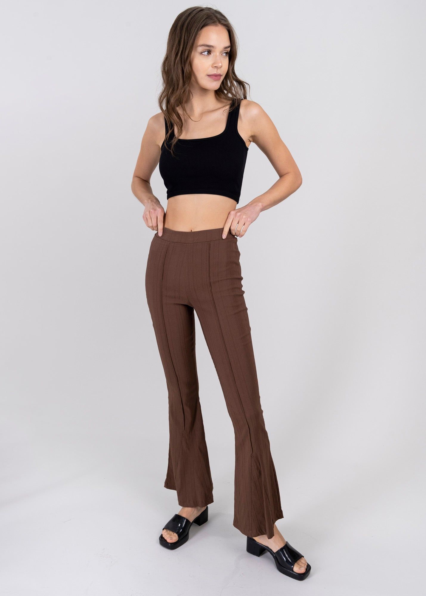 Pantalón flare líneas costuras sold by Shasa