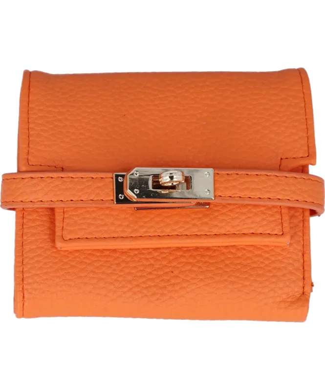 Cartera efecto piel broche sold by Shasa