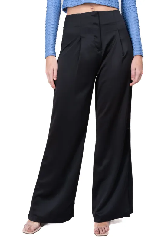 Pantalón sastre pinzas satín sold by Shasa