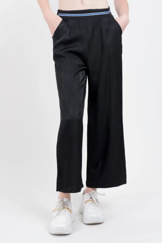 Pantalón recto amplio satinado sold by Shasa