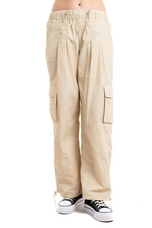 Pantalón parachute cargo sold by Shasa