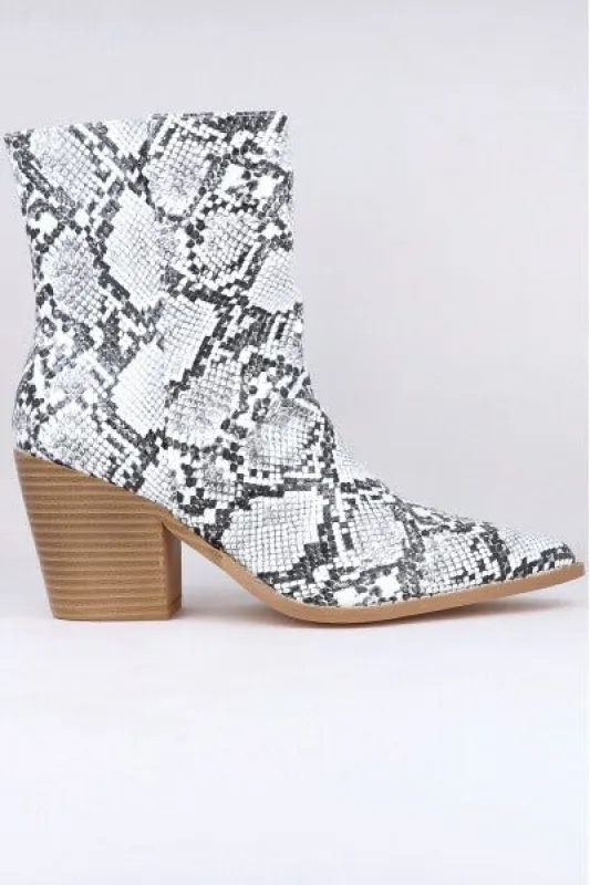 Botas Vaqueras Animal Print sold by Shasa