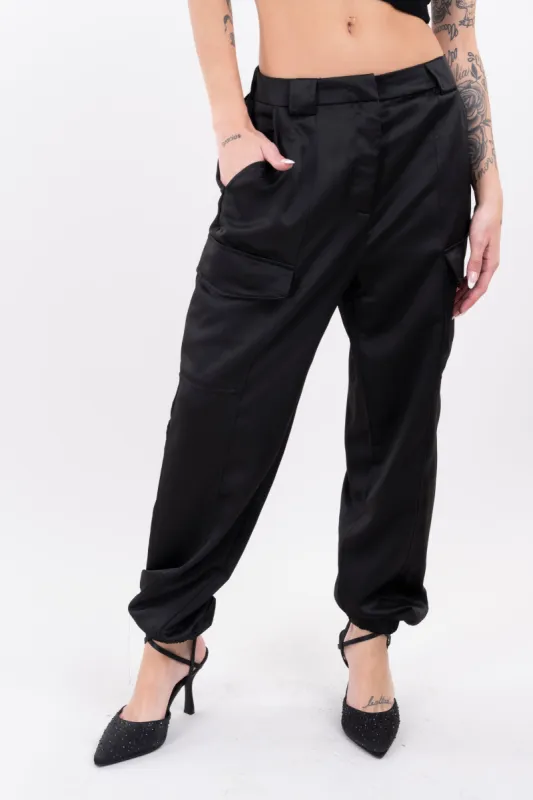 Pantalón cargo satinado sold by Shasa