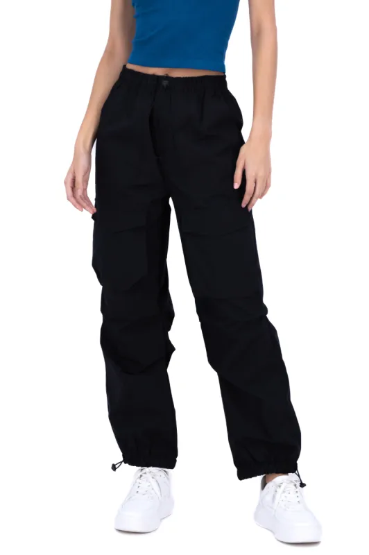 Pantalón parachute bolsas cargo sold by Shasa