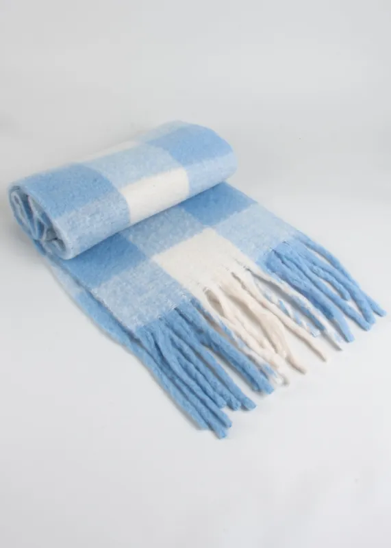 Bufanda cuadros flecos sold by Shasa