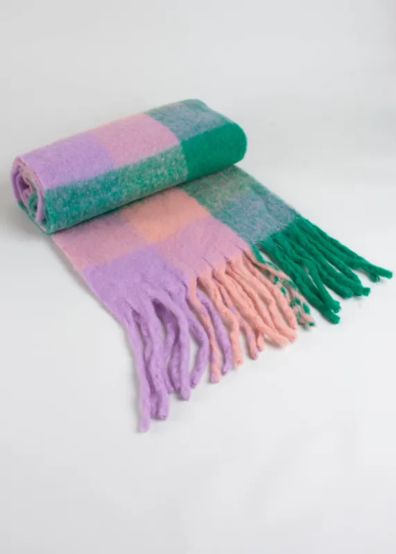 Bufanda cuadros flecos sold by Shasa