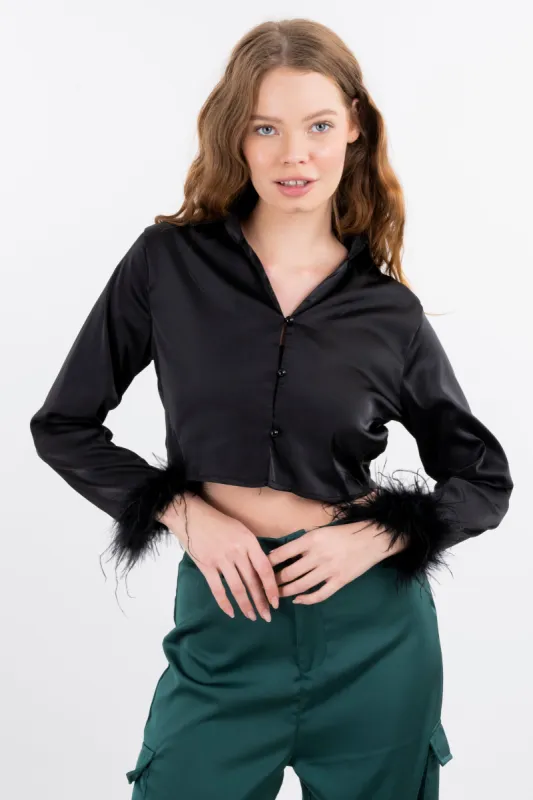 Camisa crop satín plumas sold by Shasa