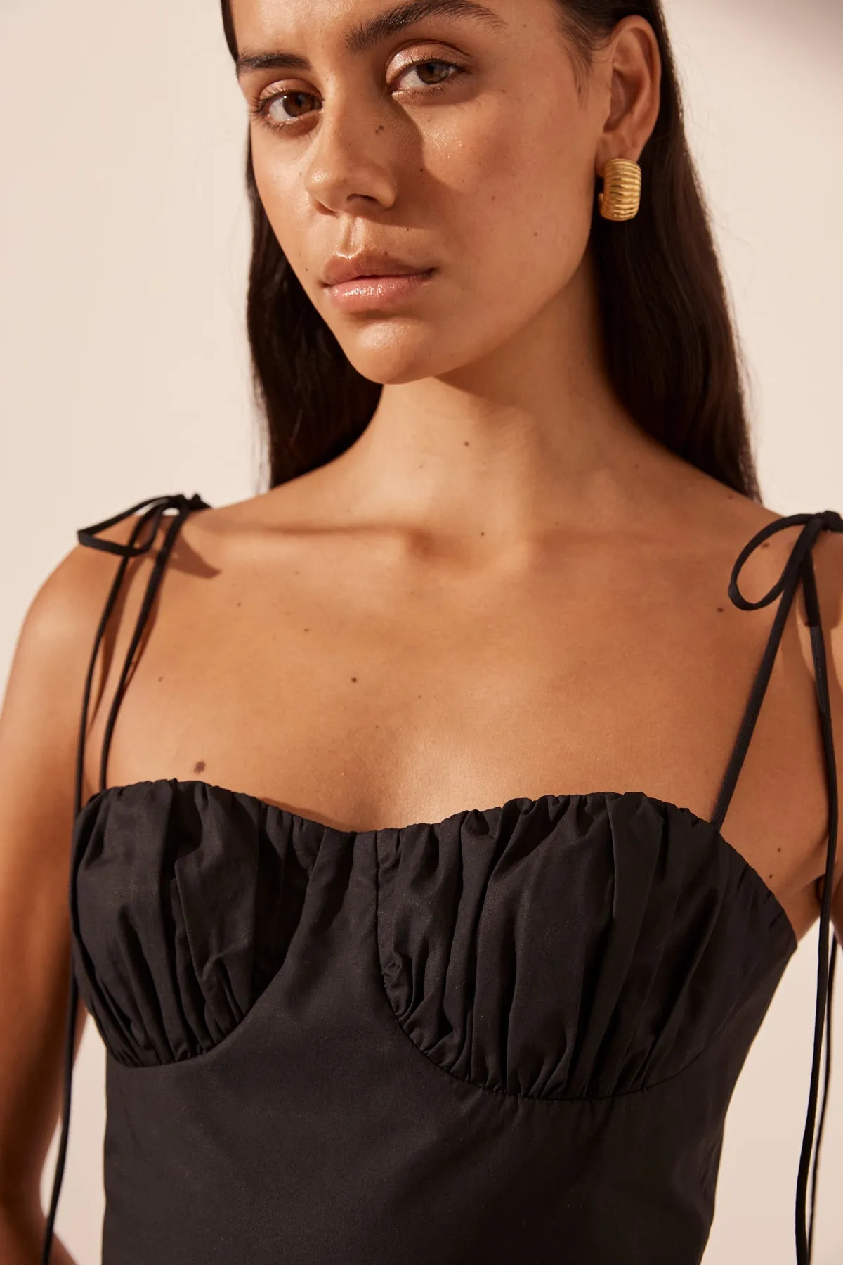 MAIORI GATHERED BUBBLE MINI DRESS - BLACK sold by Shona Joy product image thumbnail 2