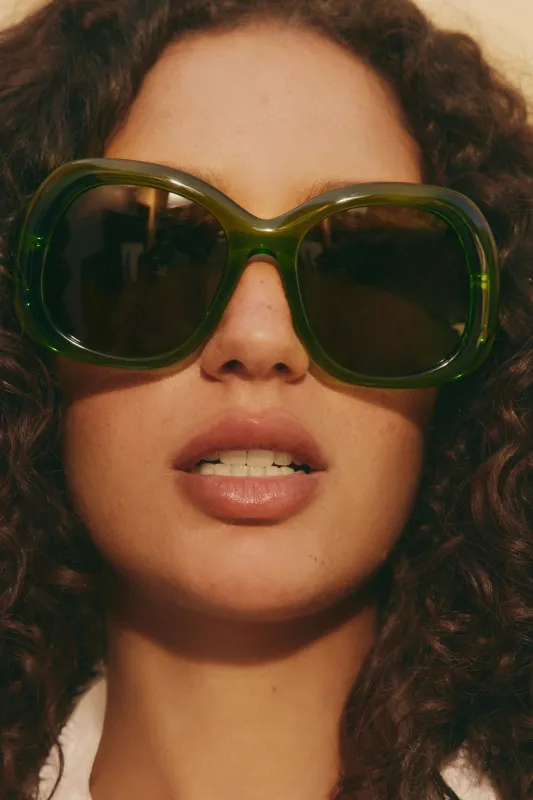 SM X DELARGE FARO SUNGLASSES IN GREEN made by Simon Miller