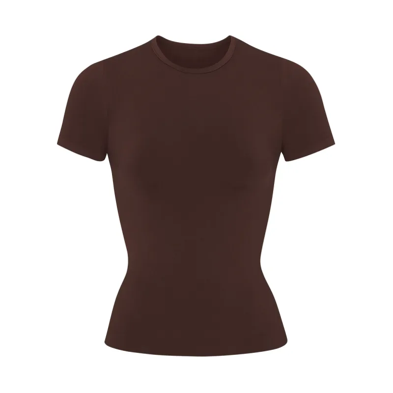 SOFT SMOOTHING SEAMLESS T-SHIRT | COCOA made by SKIMS