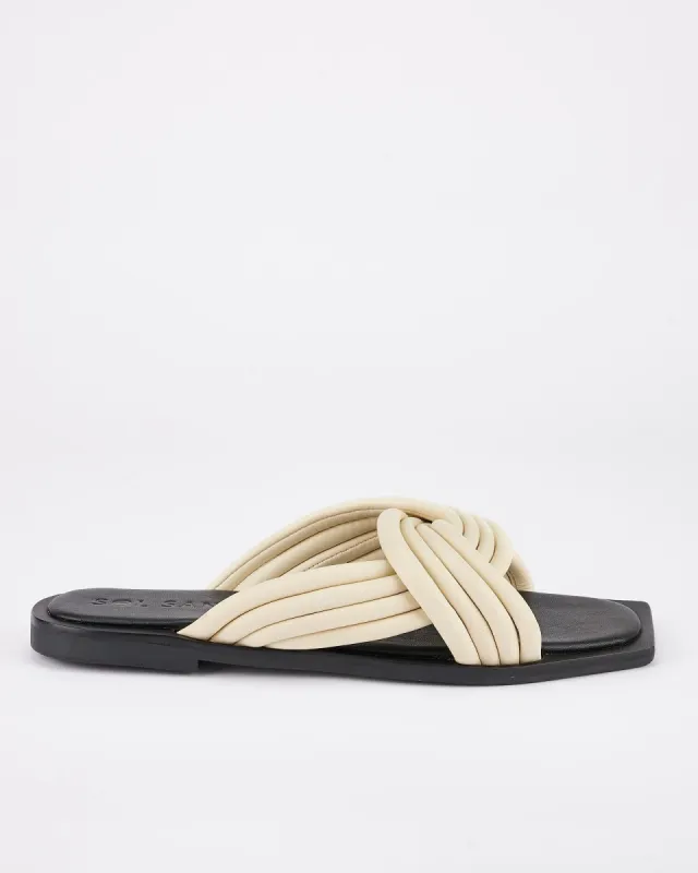 Gira Slide Off White/Black sold by Sol Sana