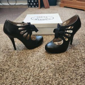 MISSY PUMPS - SM REBOOTED sold by Steve Madden