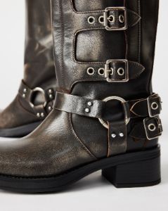 ROCKY BROWN DISTRESSED - SM REBOOTED sold by Steve Madden