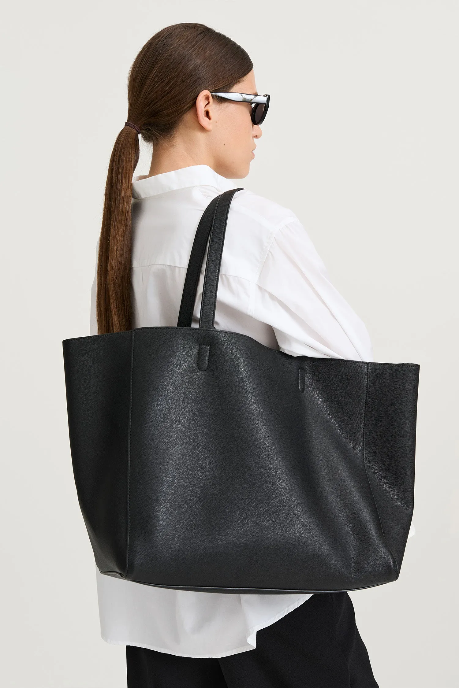 EVERYDAY SHOPPER - YACHT BAG BLACK STRUCTURED sold by Stylein product image thumbnail 2