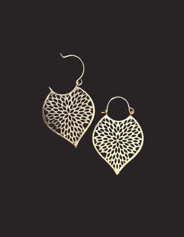 Lightweight Brass Gold Tone Autumn Leaf made by Sunbeam