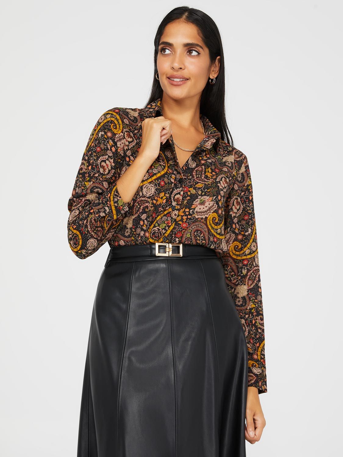 Paisley Print Crepe Button-Front Blouse With Rounded Hem sold by Suzy Shier product image thumbnail 2