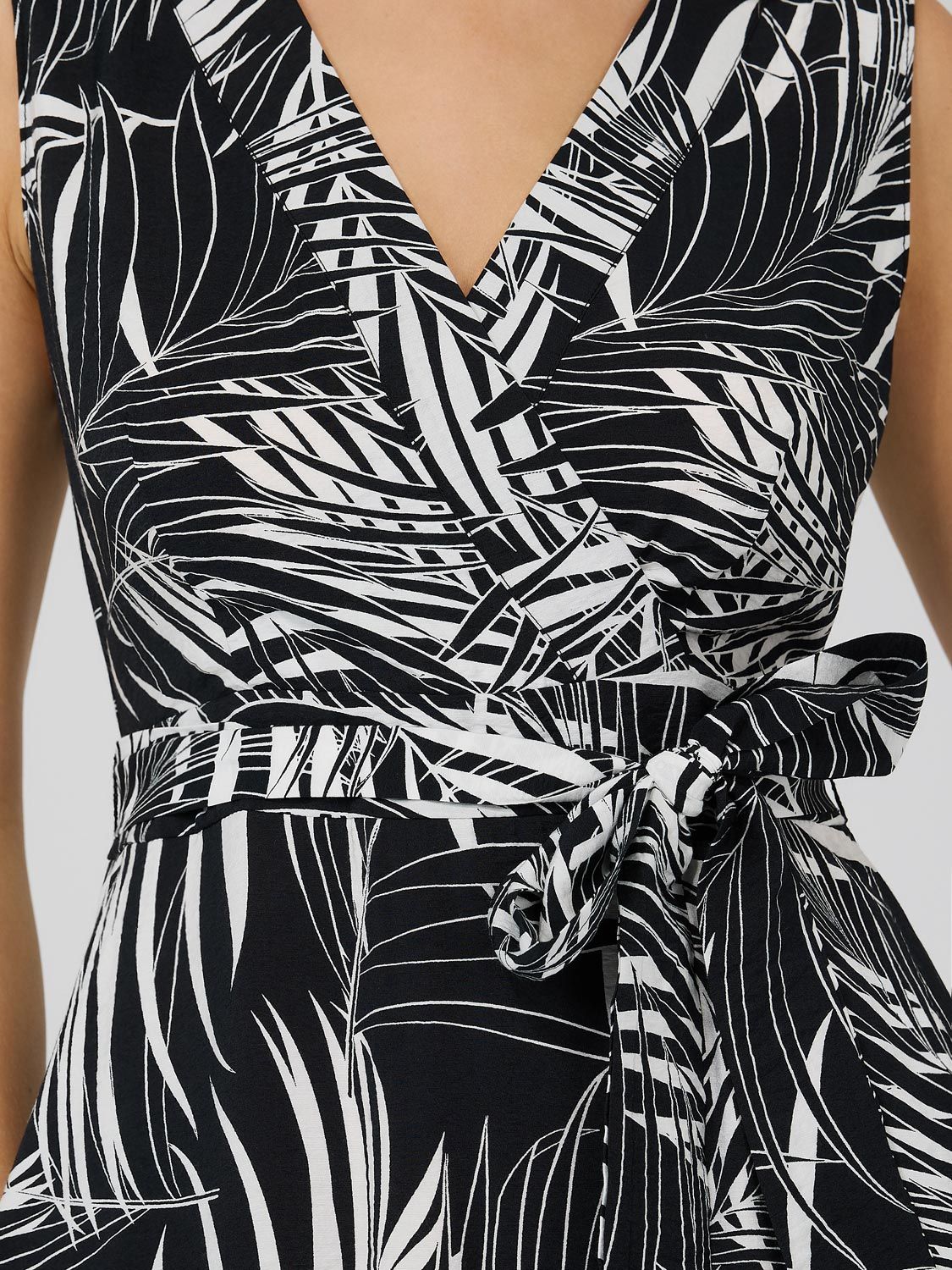 Palm Leaf Print Crinkle 2-Tier Maxi Dress sold by Suzy Shier product image thumbnail 7