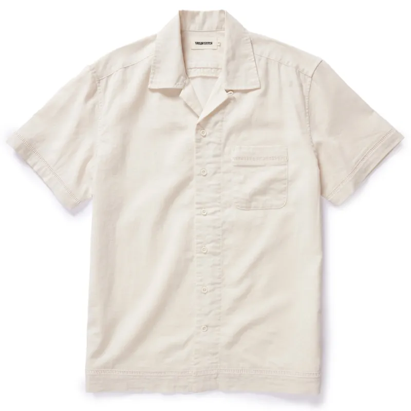 The Short Sleeve Hawthorne in Birch sold by Taylor Stitch