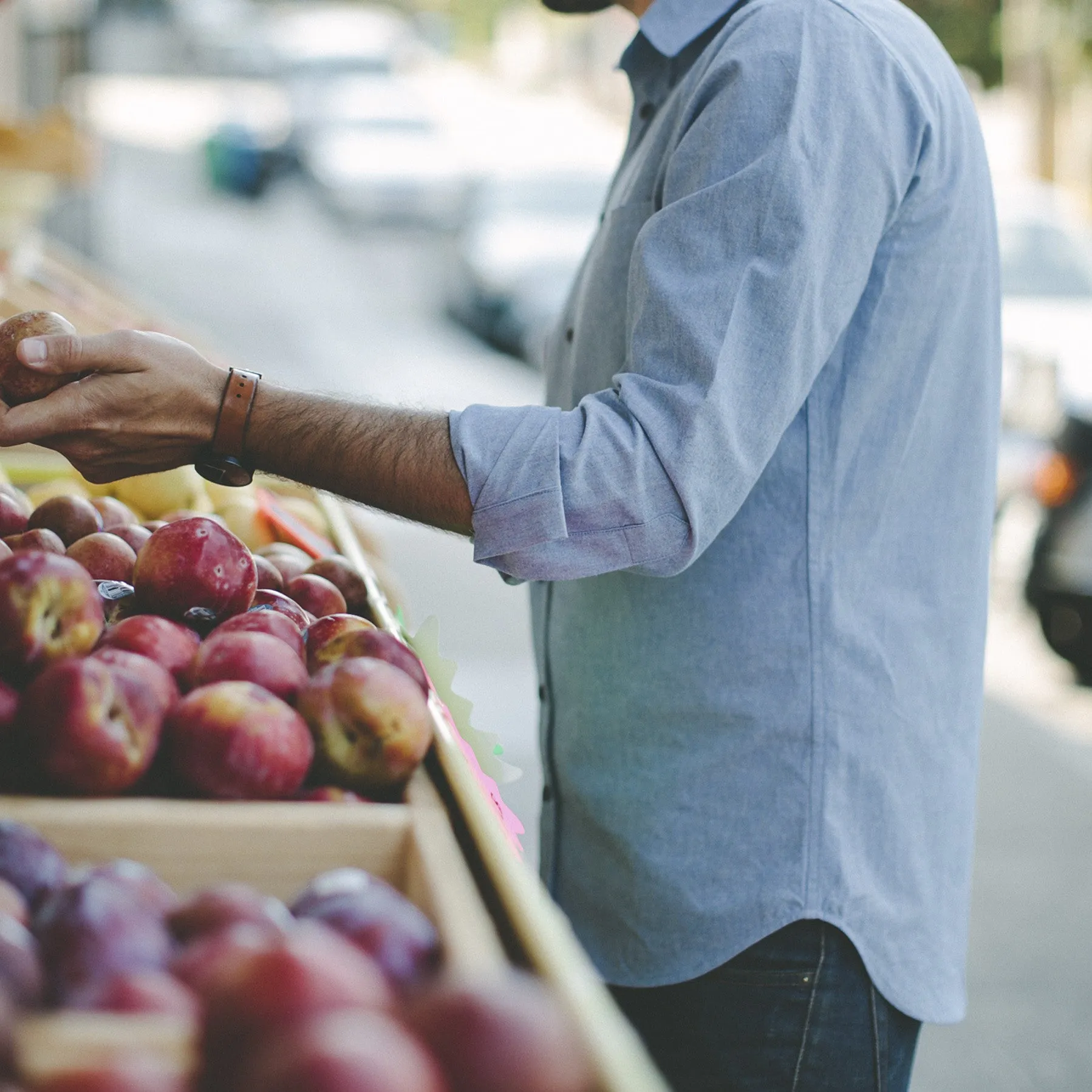 The California in Light Blue Everyday Chambray sold by Taylor Stitch product image thumbnail 5
