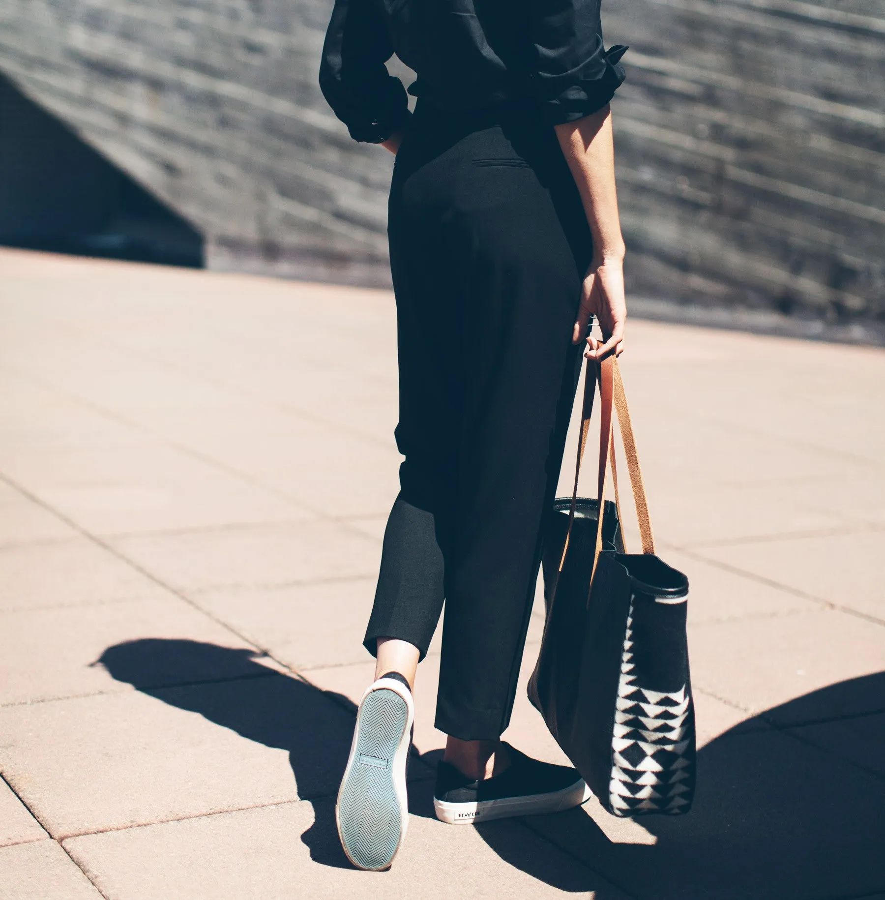 The Parsons Pant in Noir sold by Taylor Stitch product image thumbnail 3