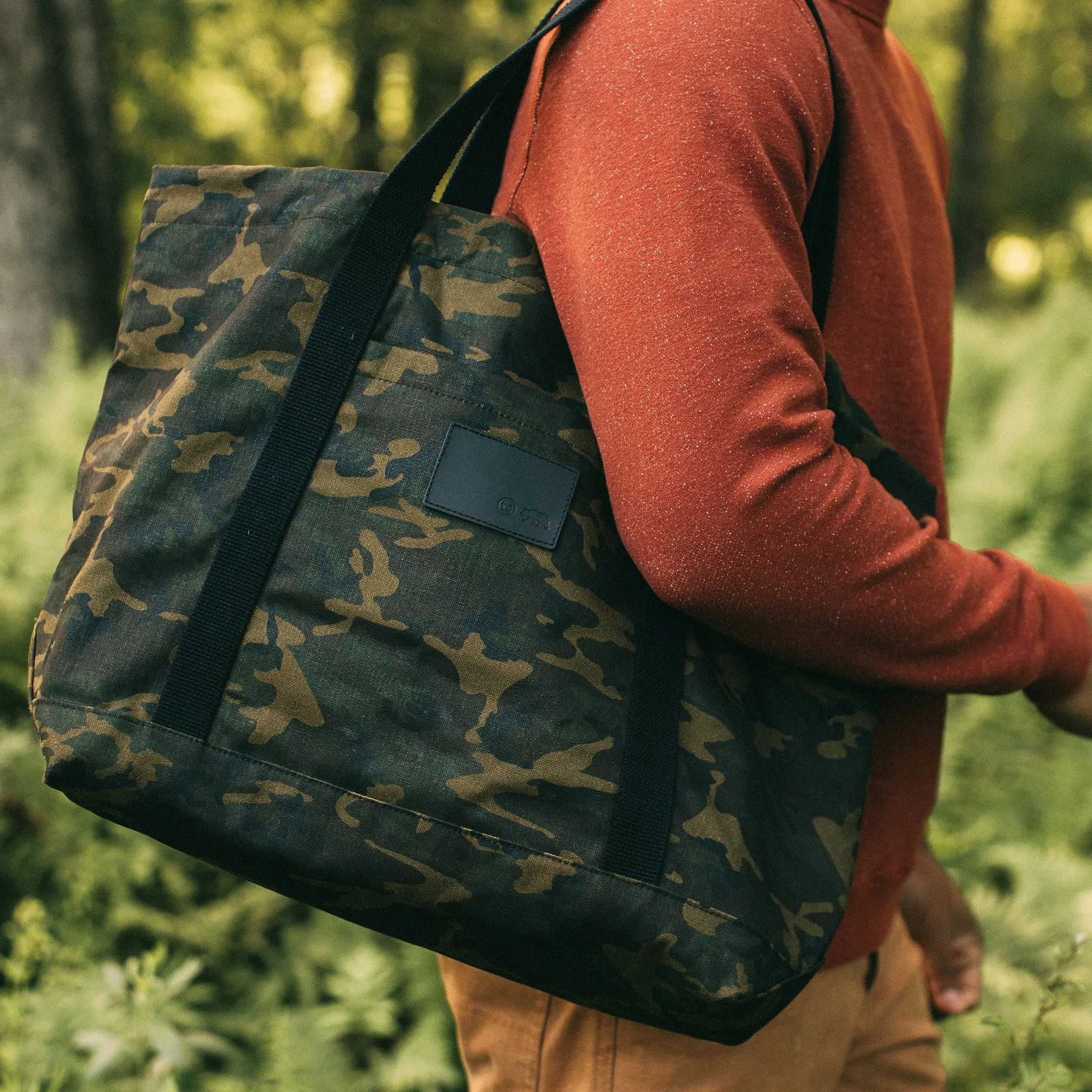 The Market Tote in Camo Boss Duck sold by Taylor Stitch product image thumbnail 2