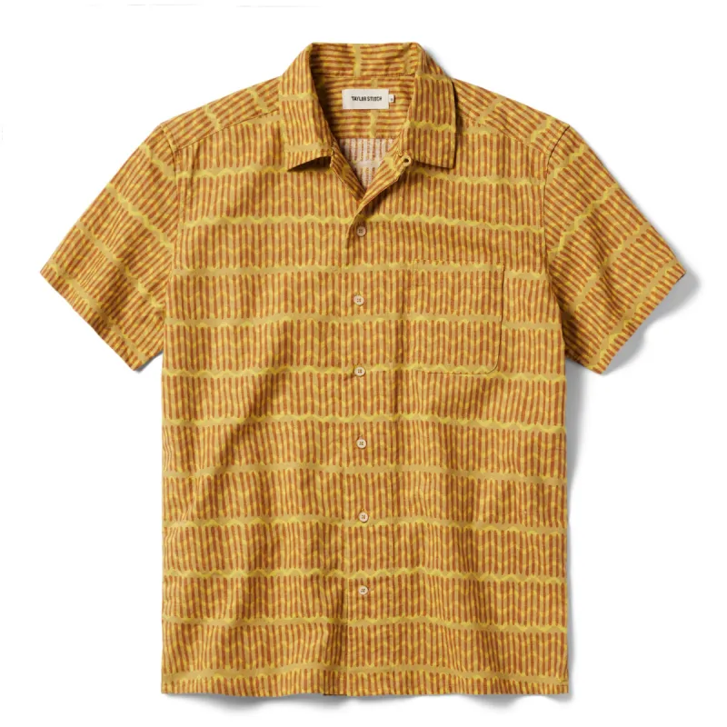 The Short Sleeve Hawthorne in Gold Wave sold by Taylor Stitch
