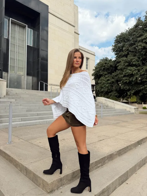 Weekend Escape Poncho - White made by Olivaceous