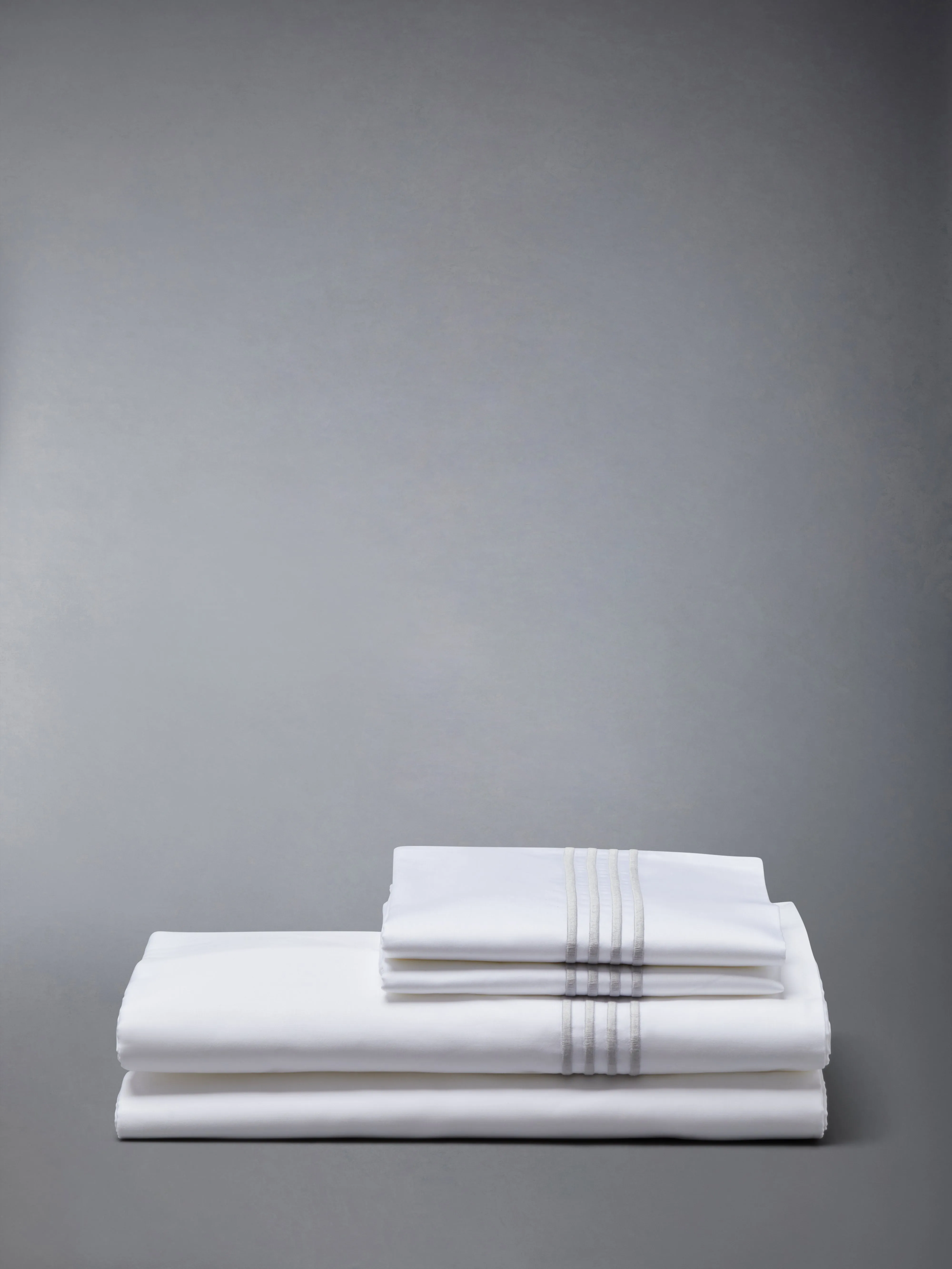 COTTON SATEEN 4-BAR FRETTE SHEET SET (QUEEN-US/CAD/EU/ASIA) sold by Thom Browne