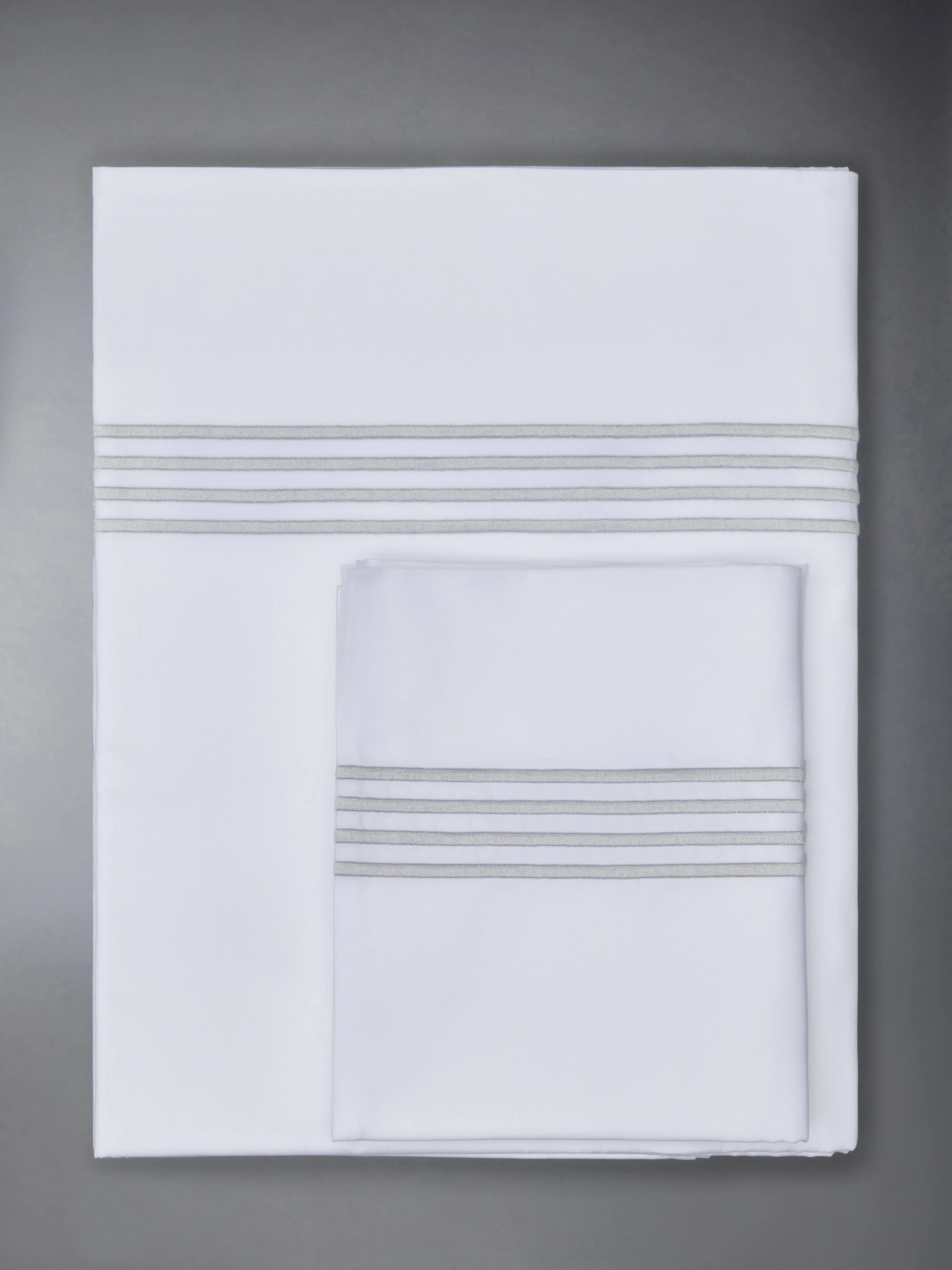 COTTON SATEEN 4-BAR FRETTE SHEET SET (QUEEN-US/CAD/EU/ASIA) sold by Thom Browne product image thumbnail 4