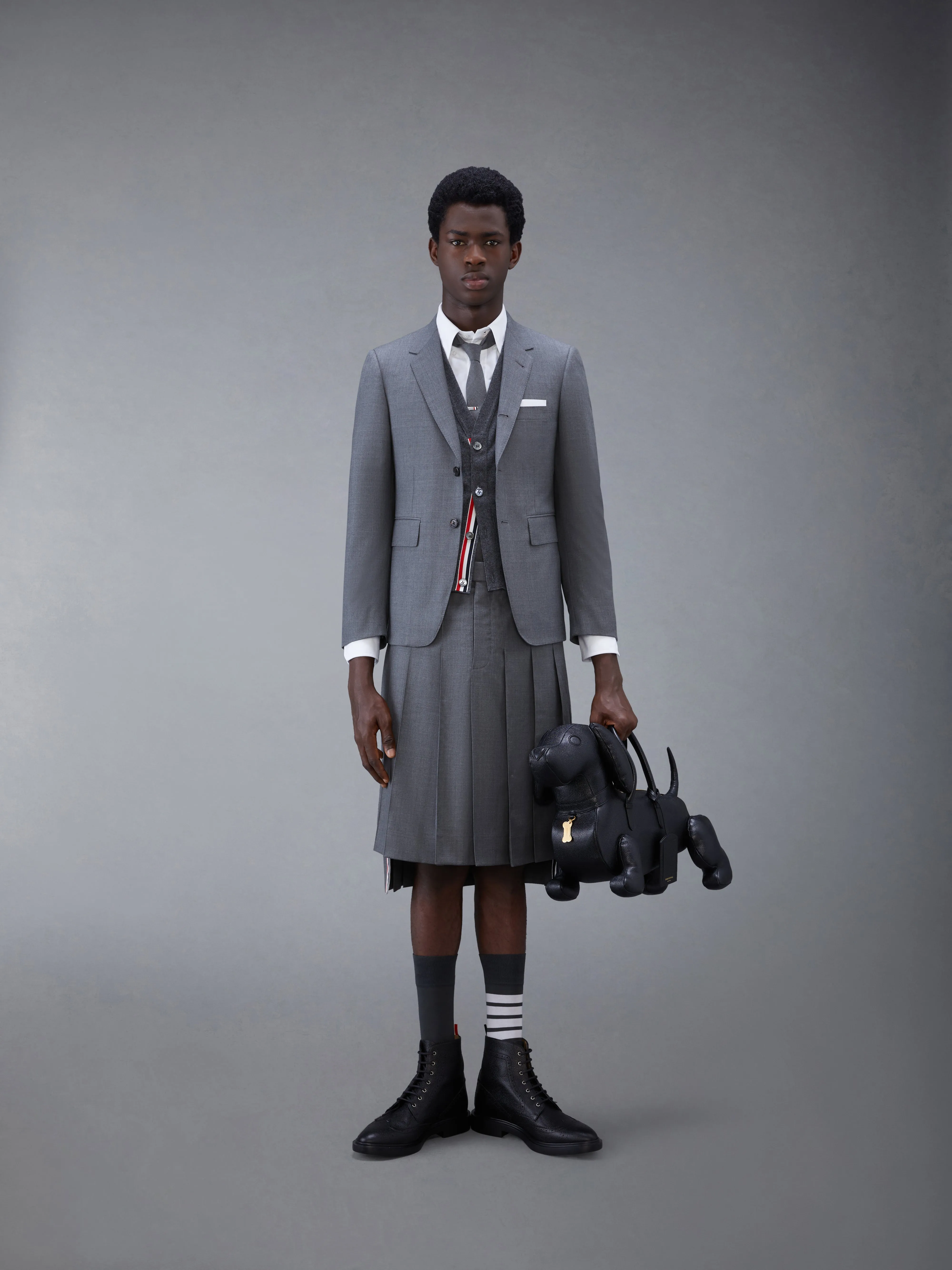 CLASSIC CASHMERE 4-BAR V-NECK CARDIGAN VEST sold by Thom Browne product image thumbnail 4