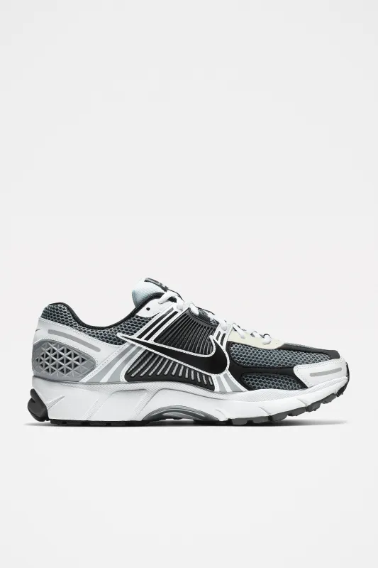 Nike Zoom Vomero 5 SE SP Dk Grey / Metallic Silver sold by Tres Bien