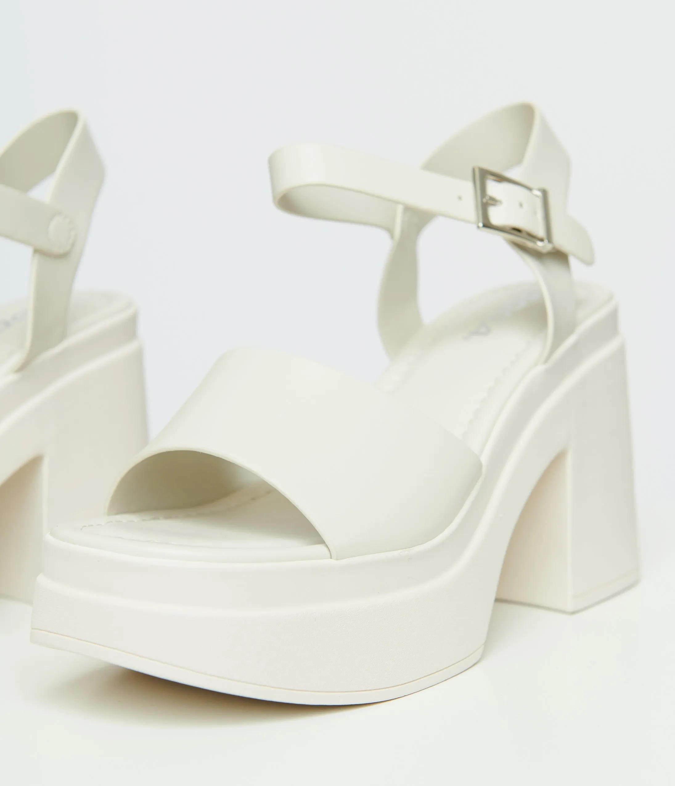 Y2K White Leatherette Chunky Platform Heels sold by Unique Vintage product image thumbnail 2