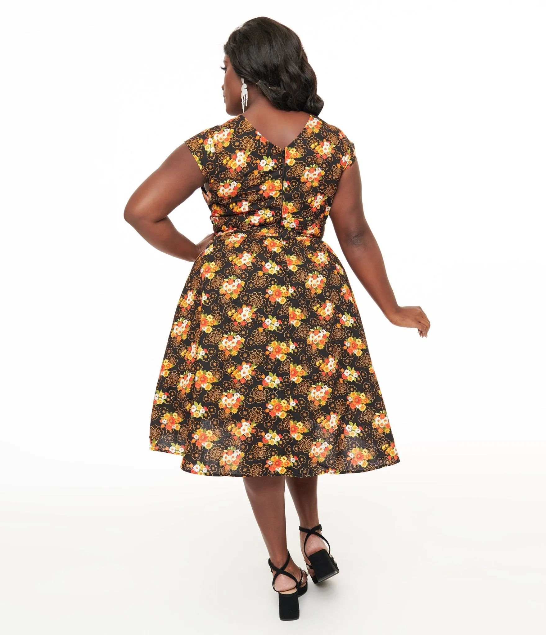Retrolicious Plus Size 1950s Brown Floral Cotton Greta Swing Dress sold by Unique Vintage product image thumbnail 2