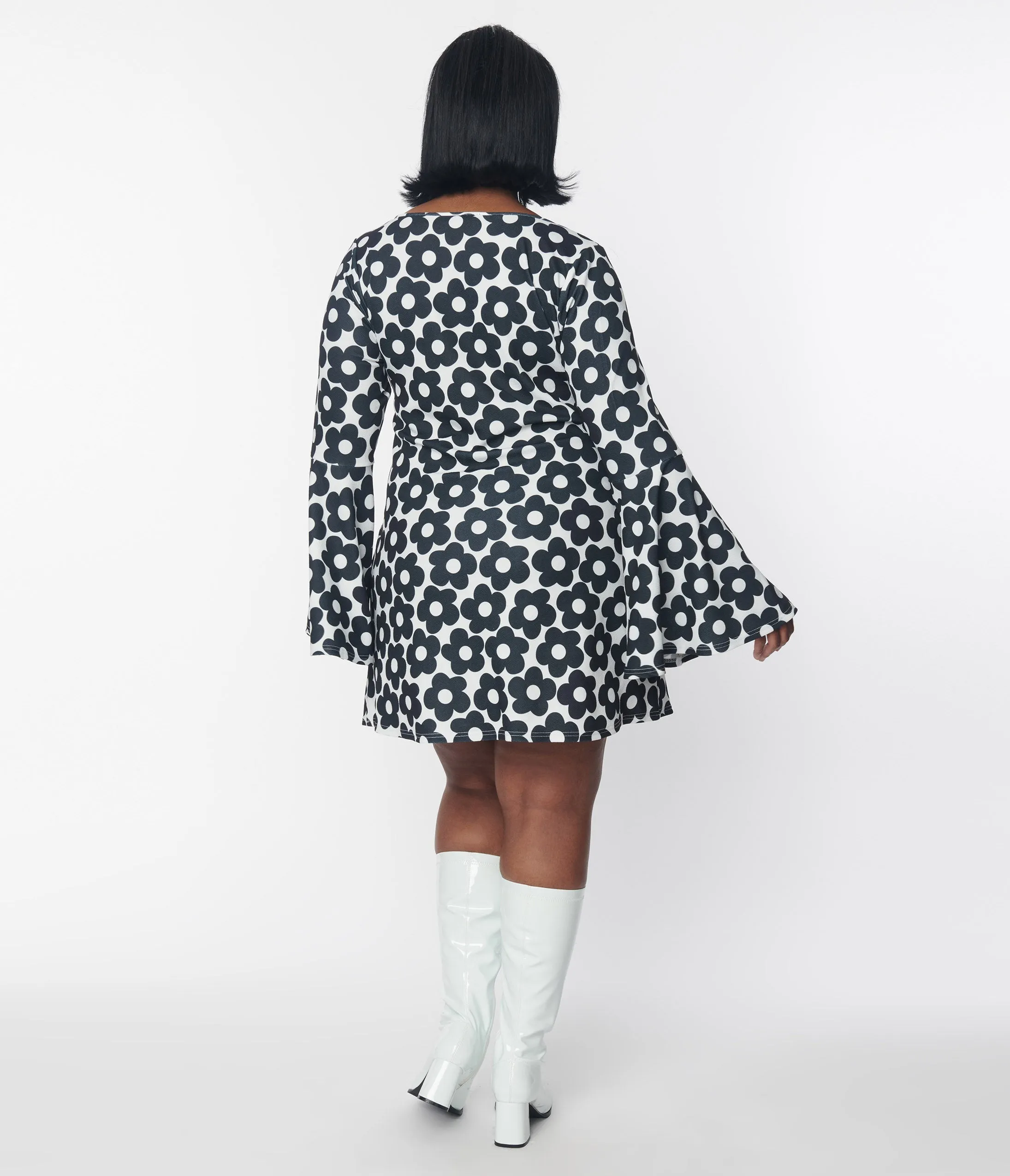 Smak Parlour Plus Size Black & White Mod Daisy Mini Dress sold by Unique Vintage product image thumbnail 3