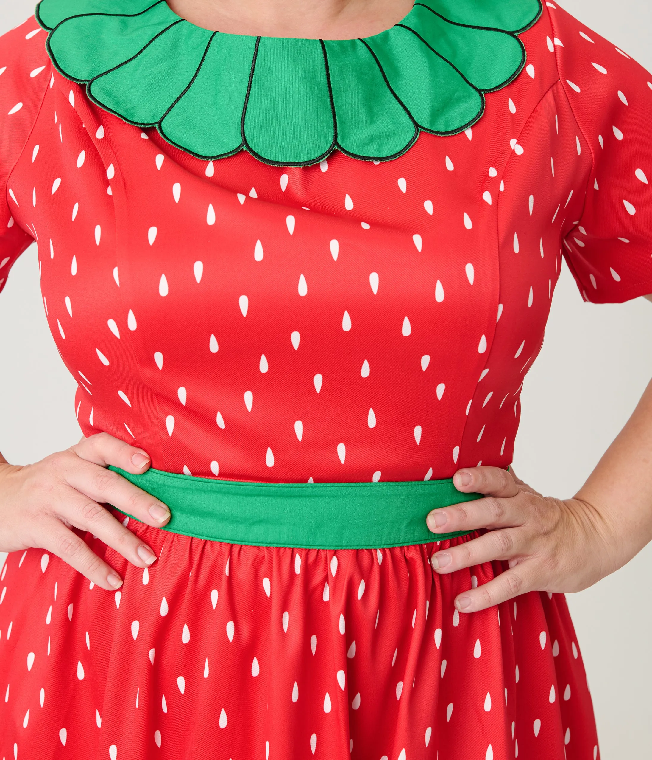 Smak Parlour Plus Size Red & Green Petal Collar Flare Dress sold by Unique Vintage product image thumbnail 5