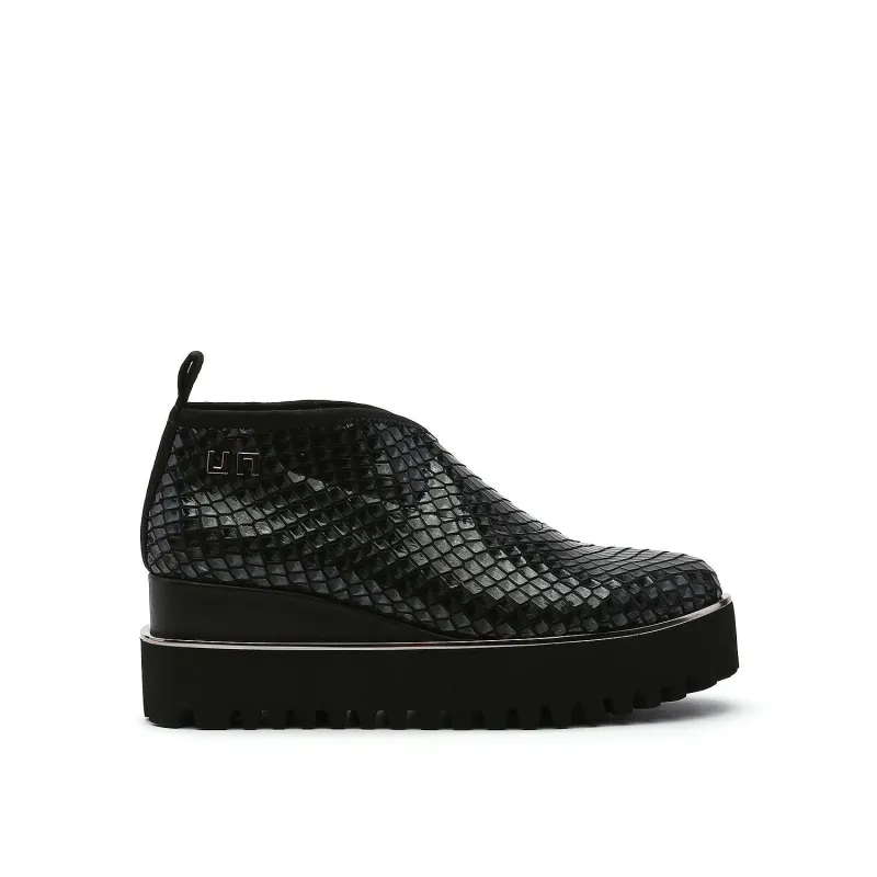 Fold Casual II made by United Nude