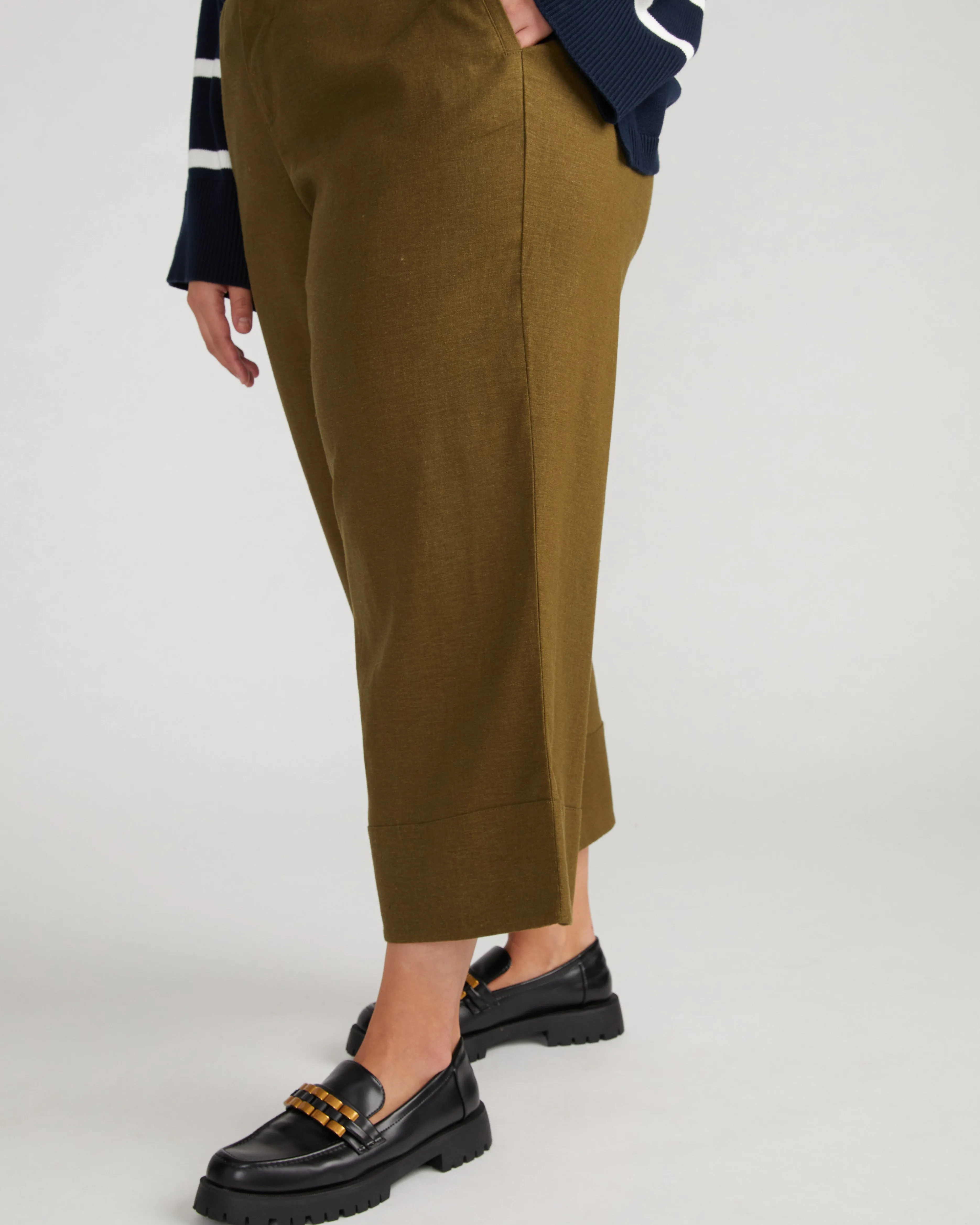 Courtyard Linen Capris - Budding Stem sold by Universal Standard