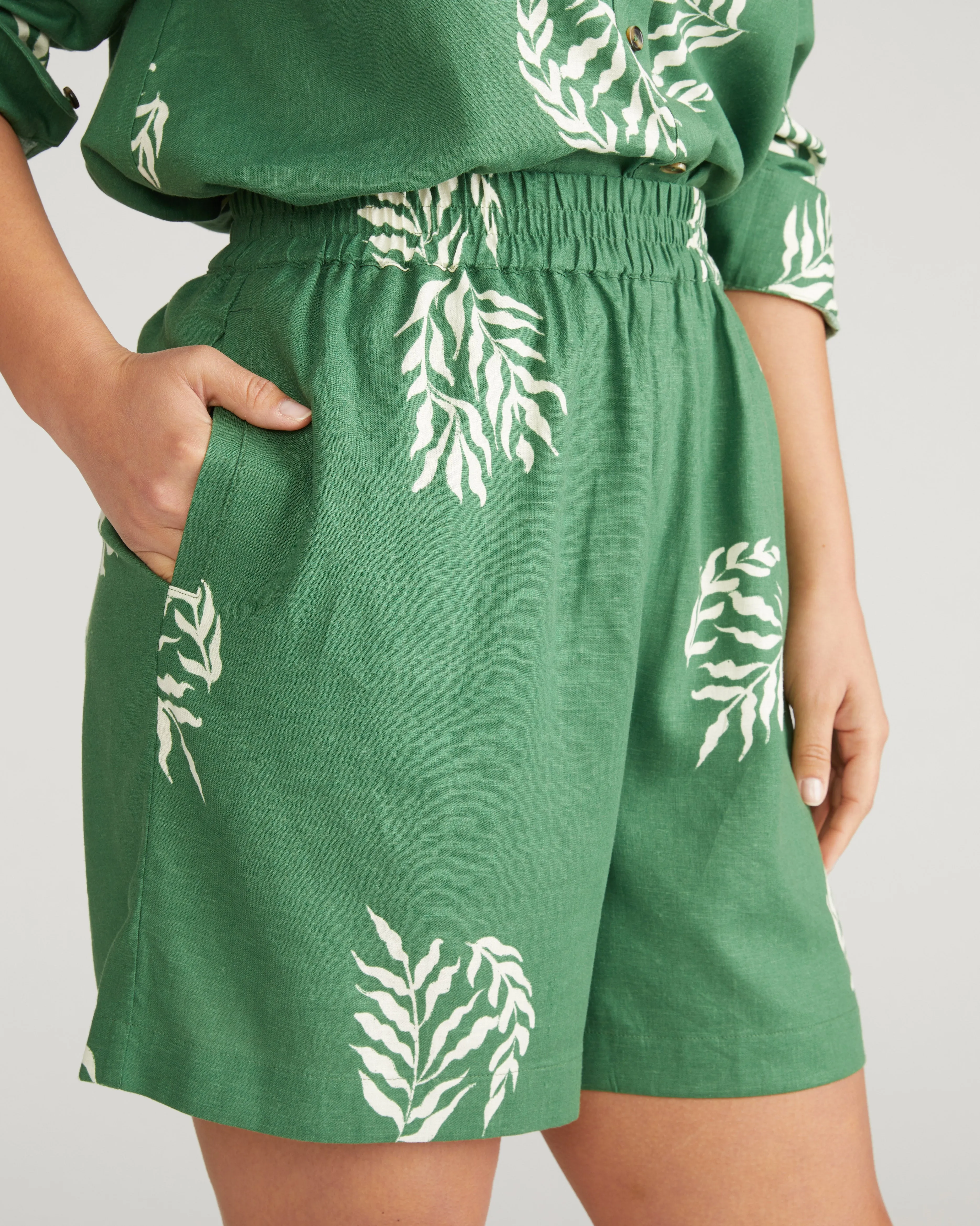 Juniper Linen Easy Pull-On Shorts - Beachgrass Print in Green sold by Universal Standard product image thumbnail 3