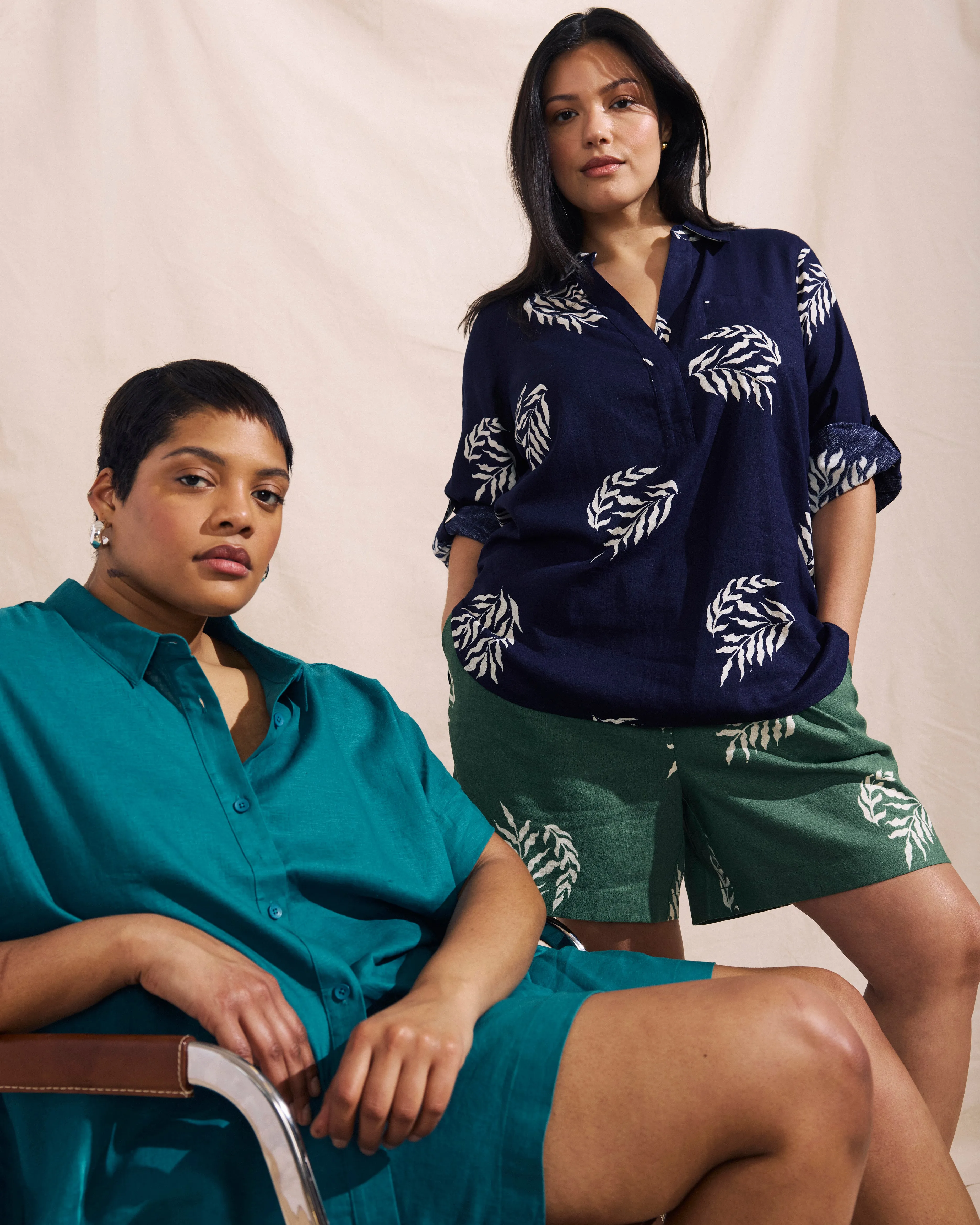 Juniper Linen Easy Pull-On Shorts - Beachgrass Print in Green sold by Universal Standard