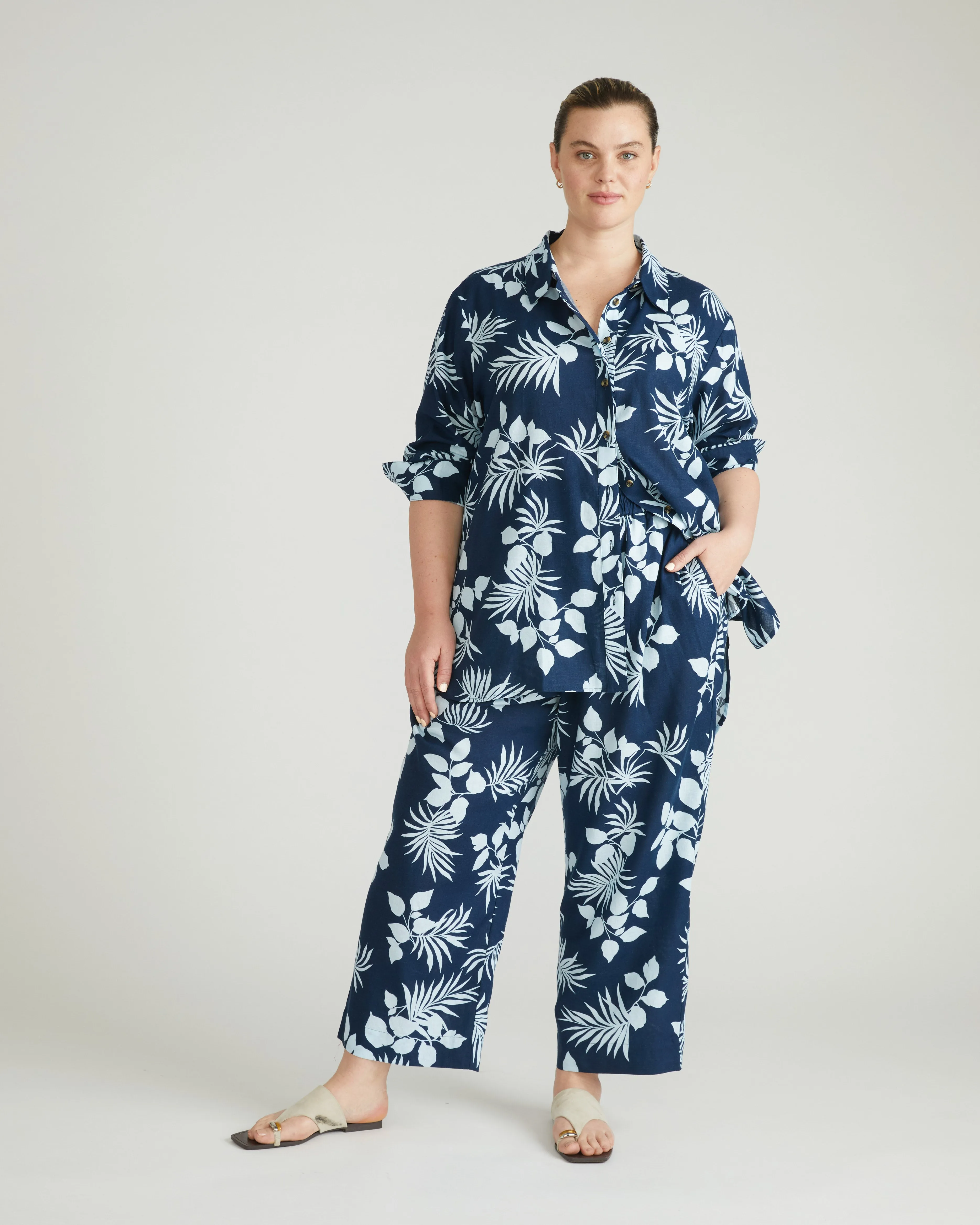 Dawn Linen Hi Low Tunic - Palm Print in Light Blue sold by Universal Standard product image thumbnail 4