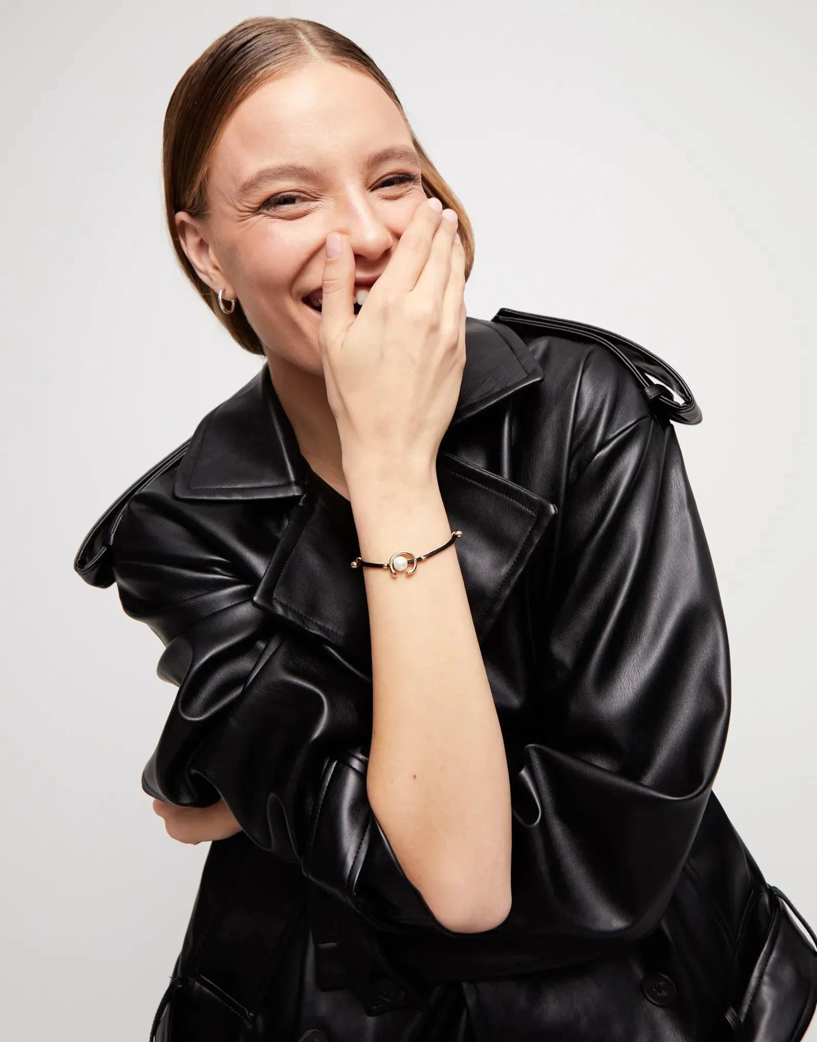 SER DIFERENTE PEARL BLACK CORD BRACELET sold by UNO de 50 product image thumbnail 2