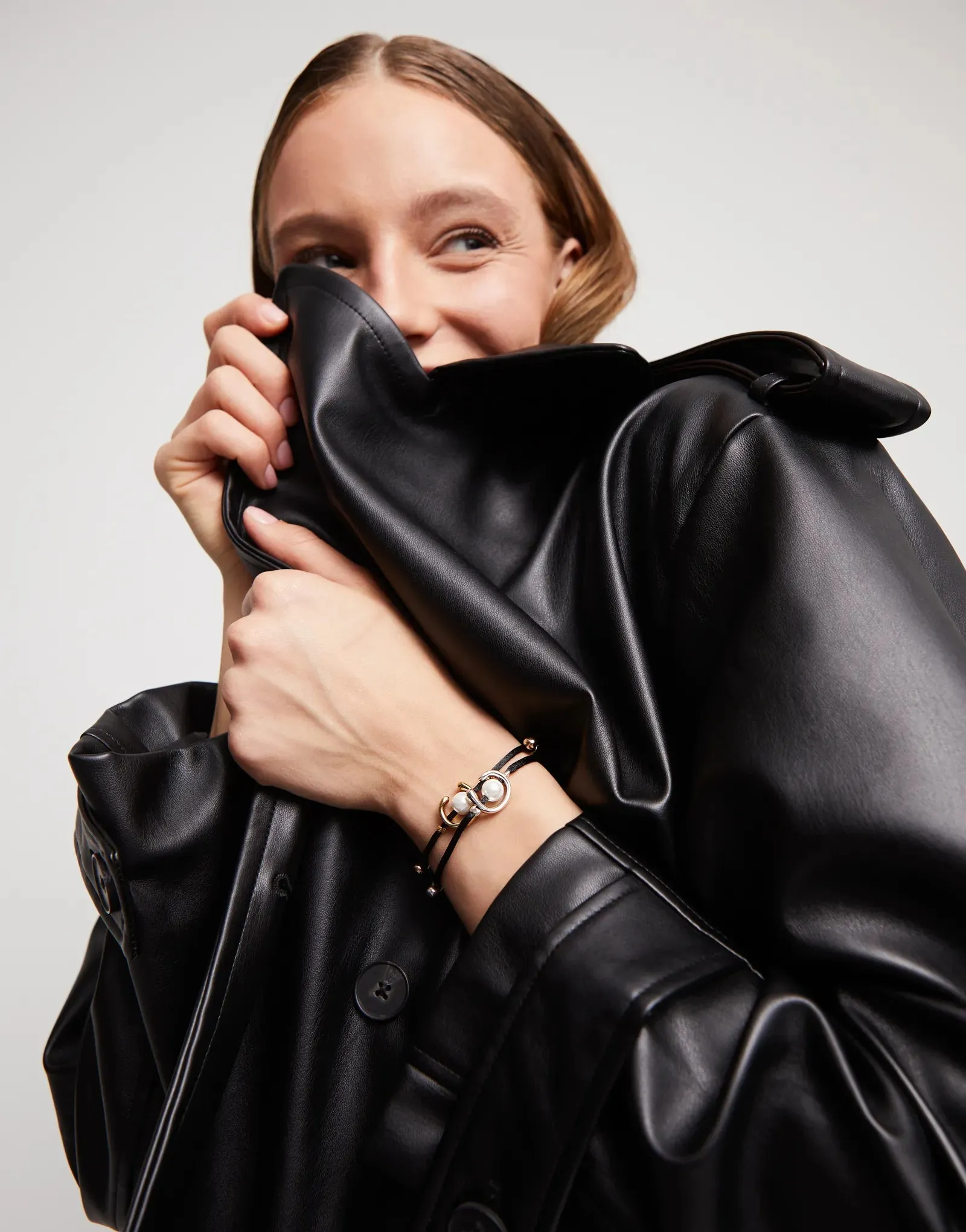 SER DIFERENTE PEARL BLACK CORD BRACELET sold by UNO de 50 product image thumbnail 5