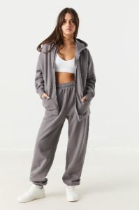 Pantalon de jogging de coupe garçonne en molleton uni sold by Urban Planet