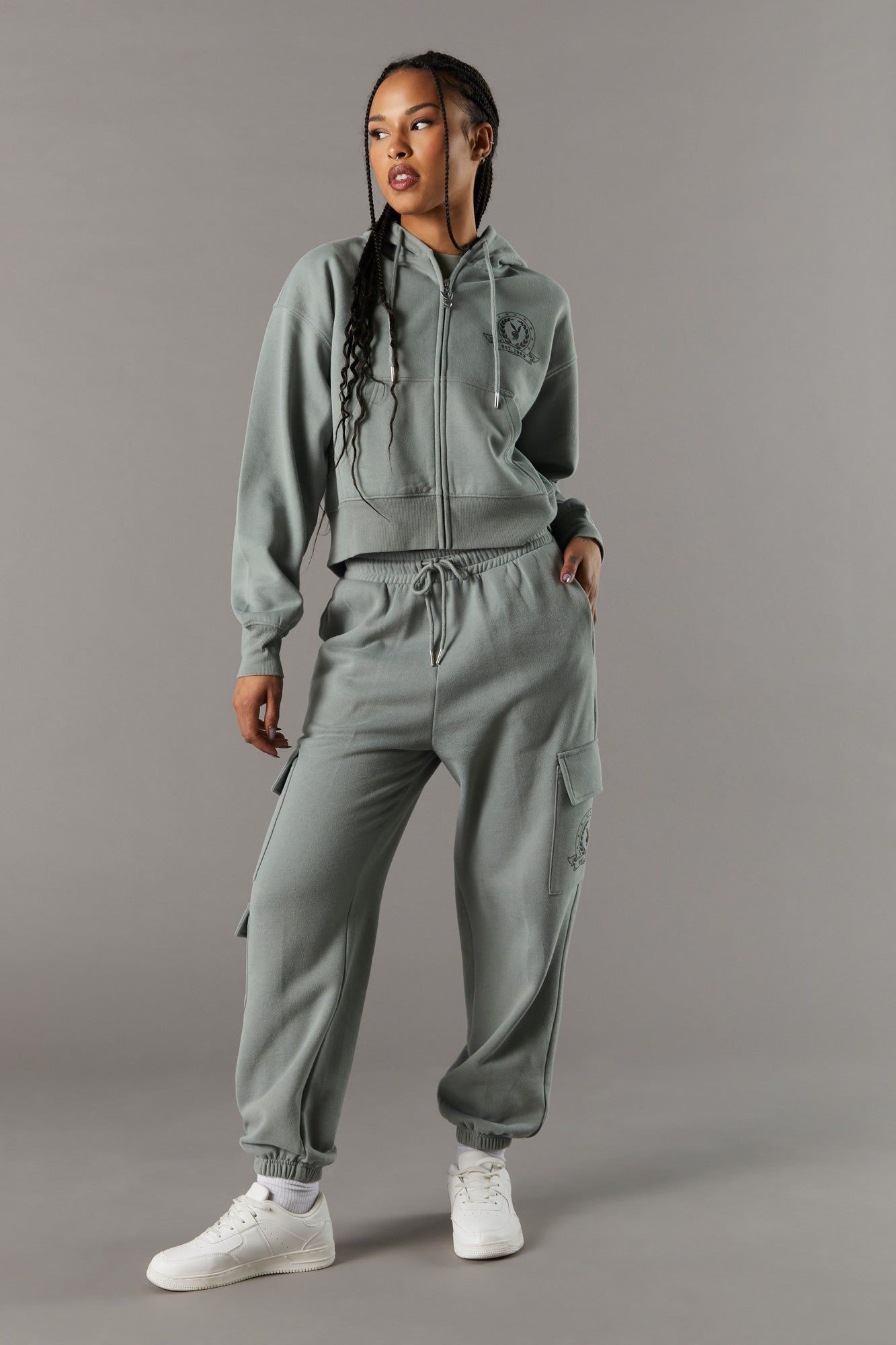 Pantalon de jogging cargo à imprimé Playboy Est 1953 sold by Urban Planet