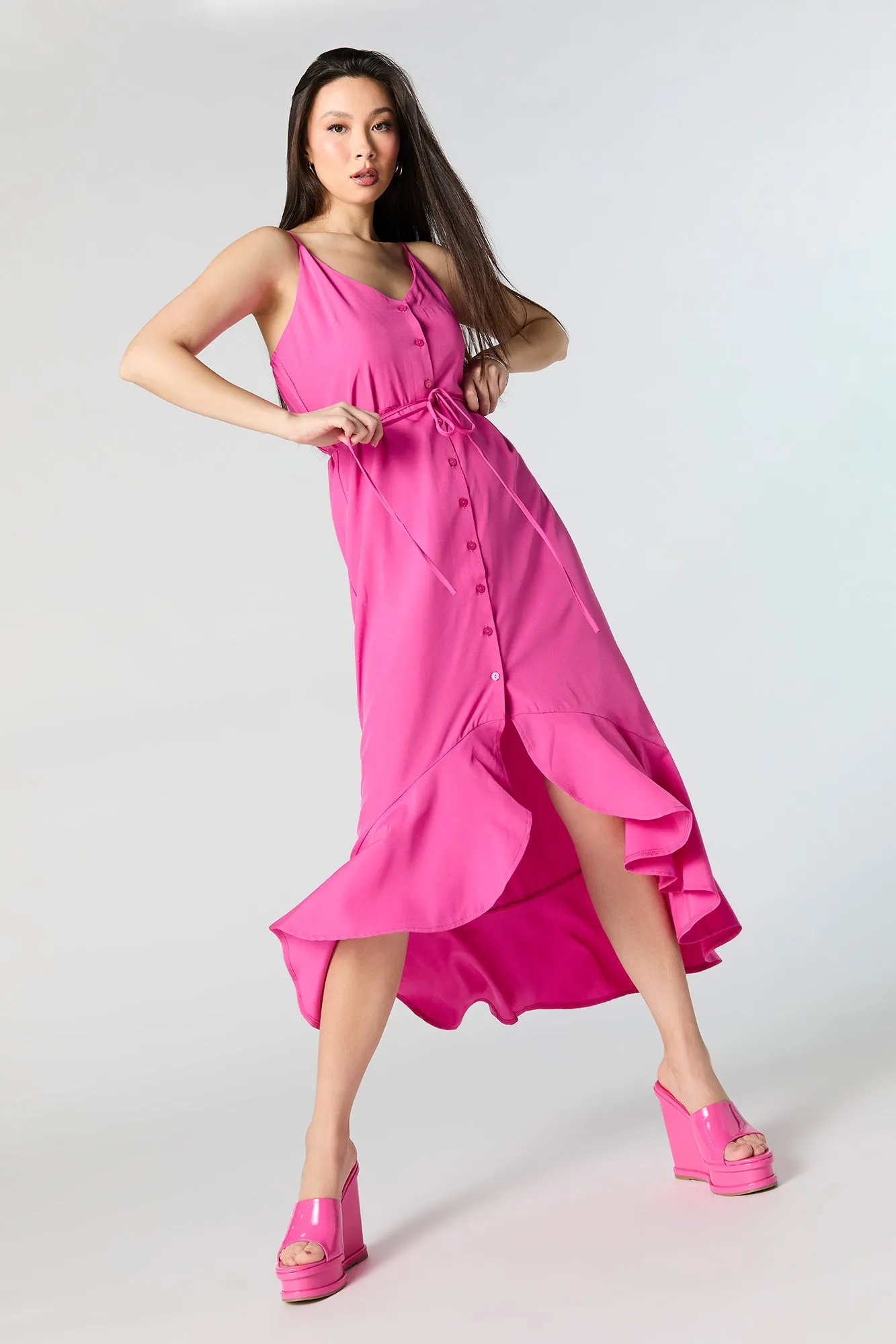 Robe midi boutonnée volantée avec attache sold by Urban Planet