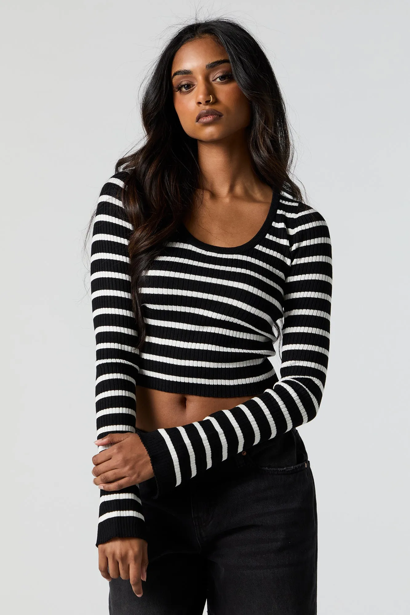 Chandail court en tricot côtelé rayé avec encolure dégagée sold by Urban Planet