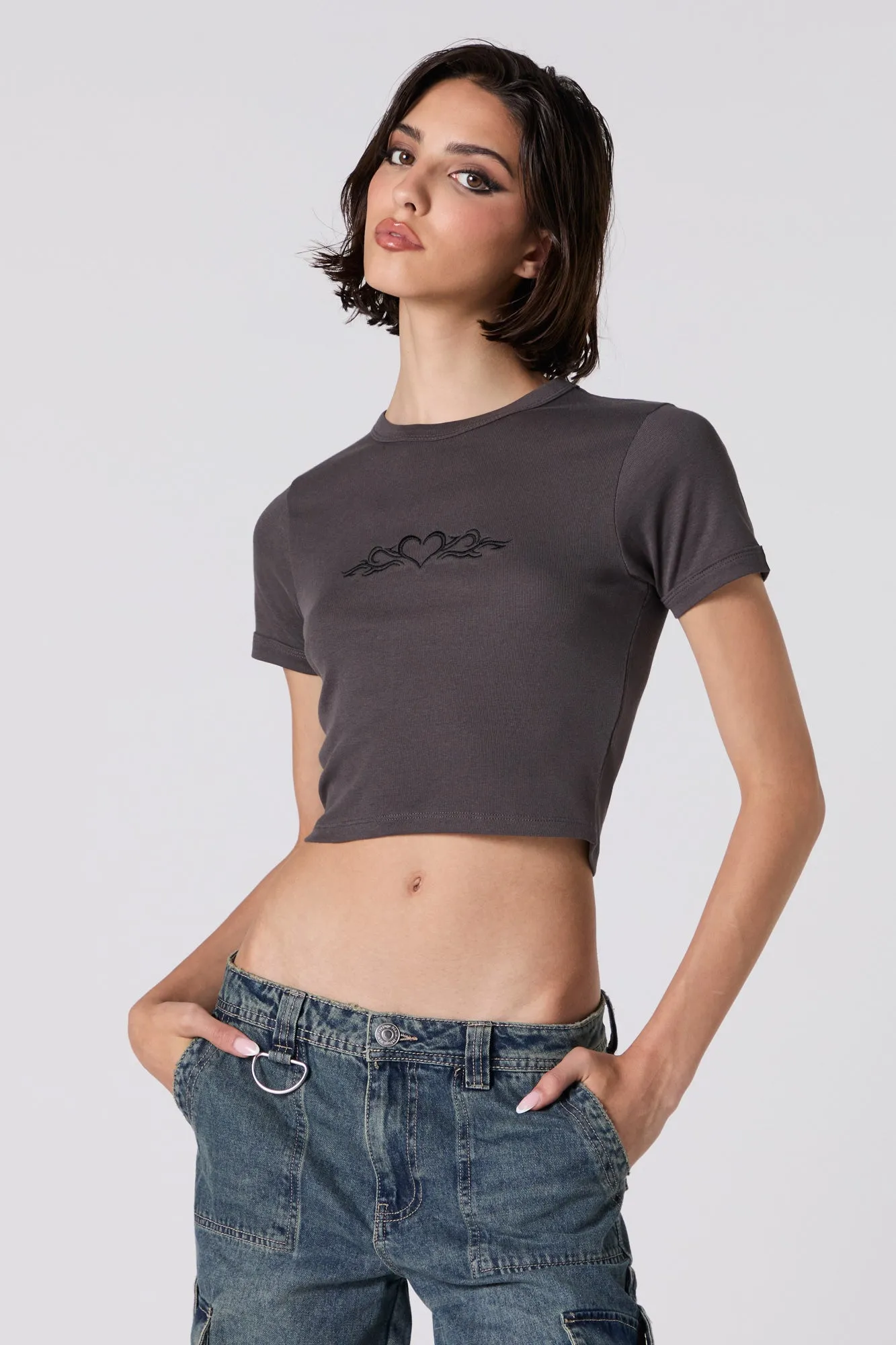 T-shirt ultracourt côtelé avec motif brodé Heart sold by Urban Planet