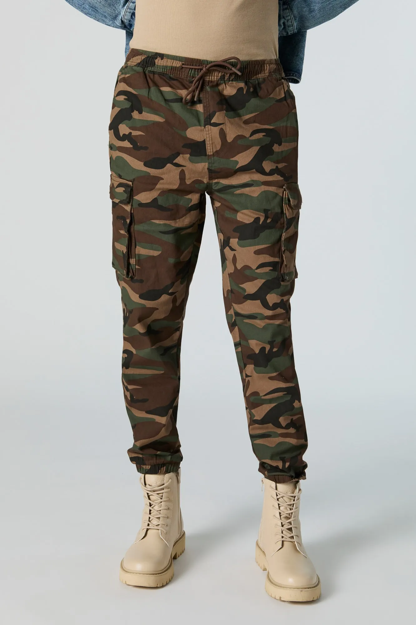 Jogger cargo en sergé avec taille coulissante et motif camouflage sold by Urban Planet