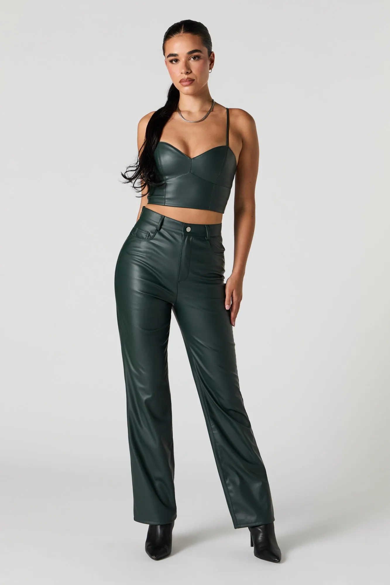 Pantalon habillé à jambe droite en similicuir sold by Urban Planet